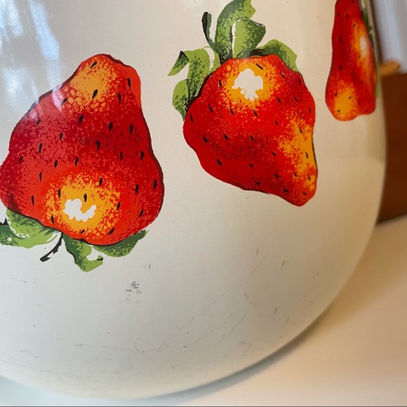 Enamel Bowl with retro vintage strawberries - Picture 6 of 12